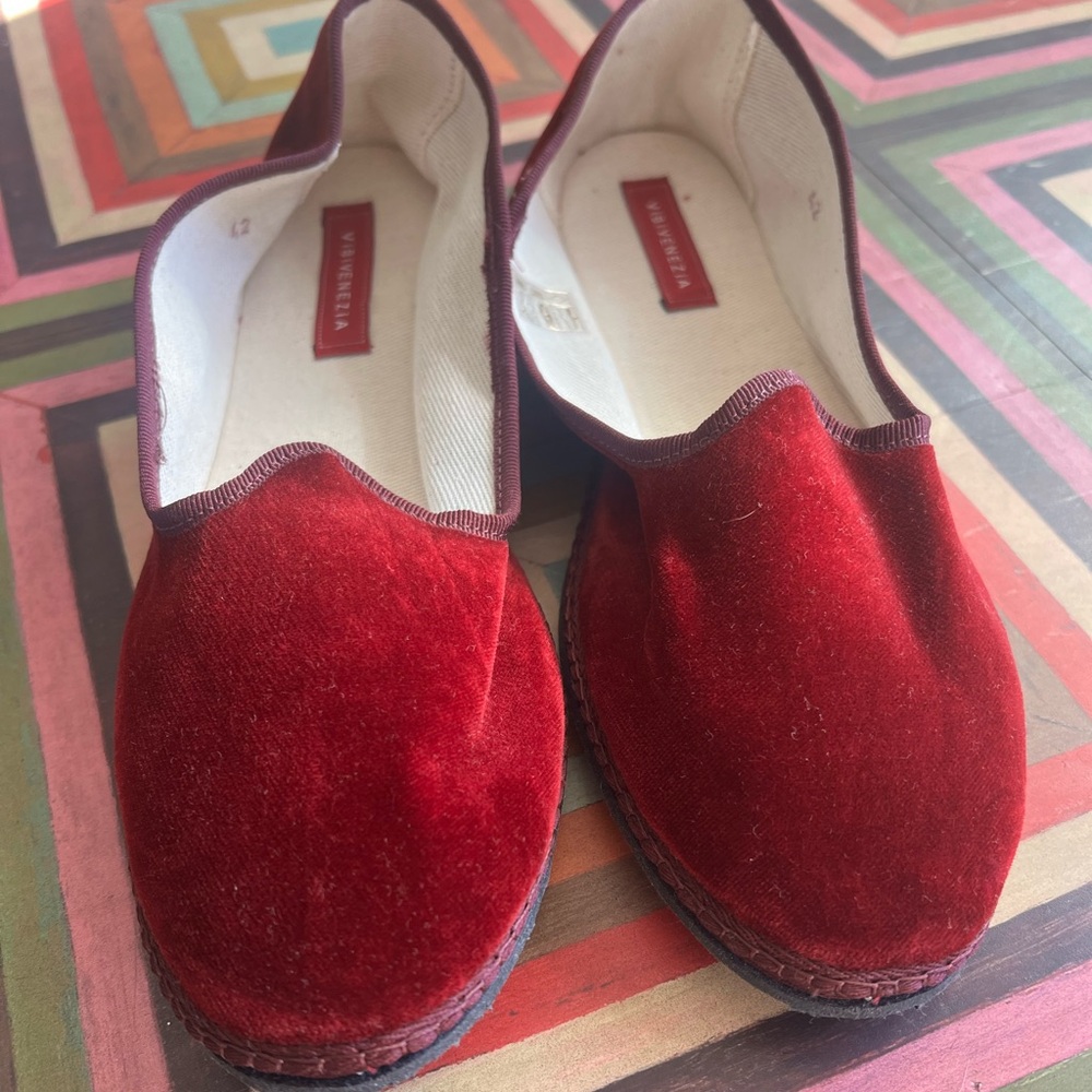 Size 42 Vibivenezia velvet red shoes.